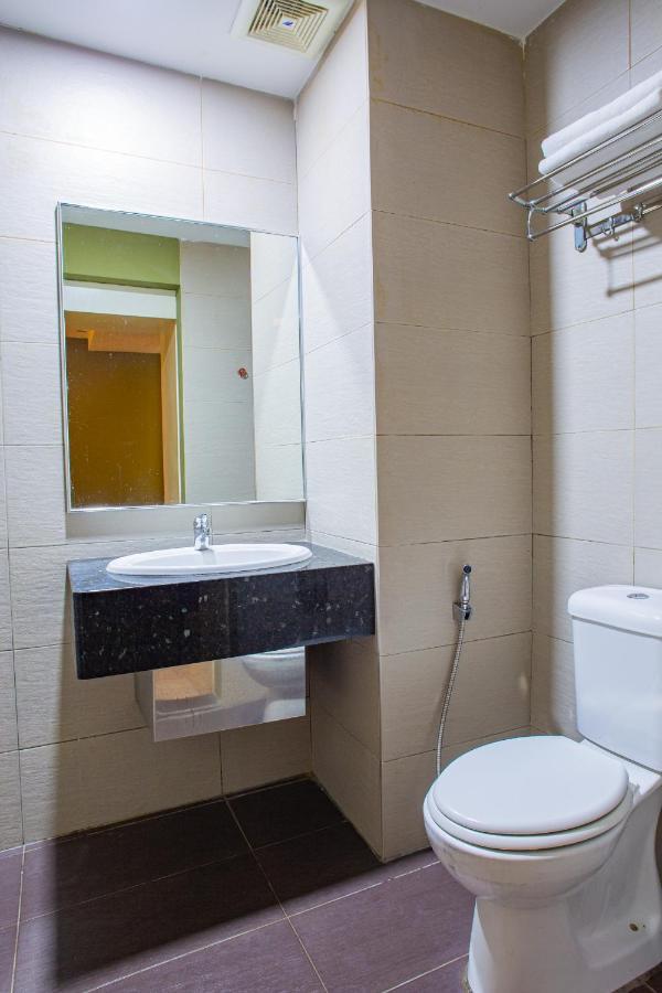 Hotel 101 Permas Jaya Johor Bahru Buitenkant foto