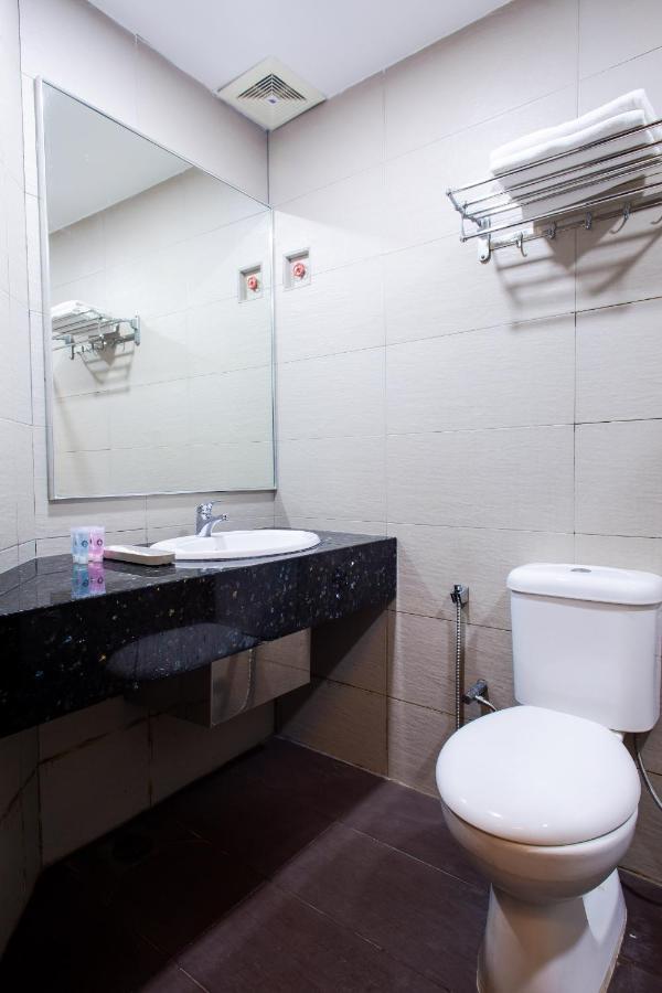 Hotel 101 Permas Jaya Johor Bahru Buitenkant foto